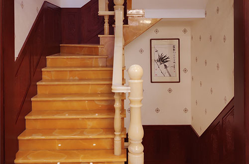 郴州中式别墅室内汉白玉石楼梯的定制安装装饰效果